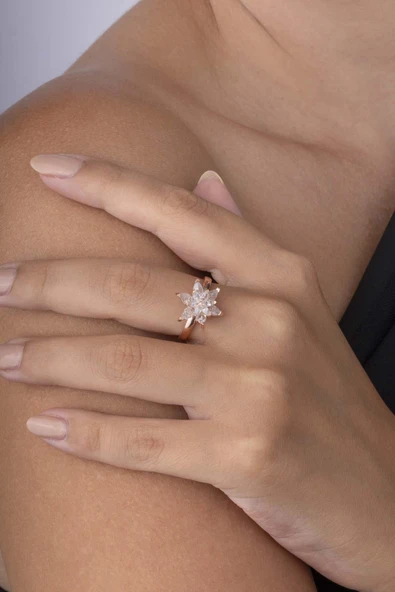 Gümüş Pazarım Beyaz Taşlı Lotus Çiçeği 925 Ayar Gümüş Ayarlamalı Yüzük