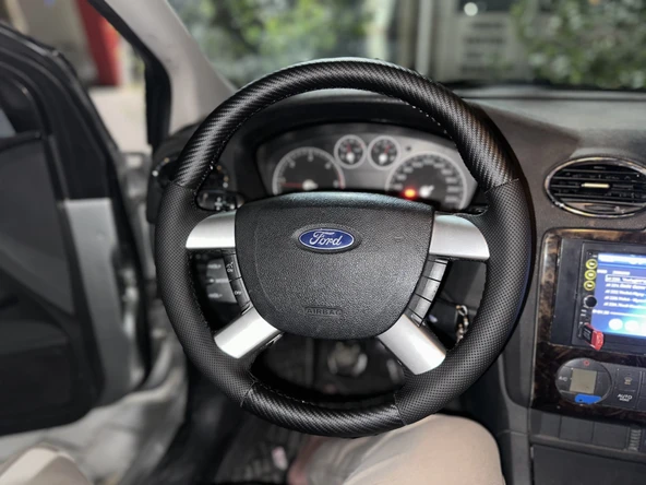 Focus 2.5 Araca Özgü Dikmeli Direksiyon Kılıfı Nokta Karbon Siyah İpli ürün görseli