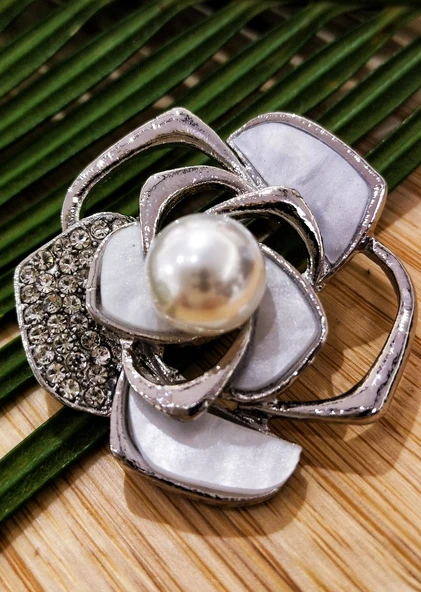 Monalisa Home İncili Beyaz Gül Figürlü Broş ürün görseli 1