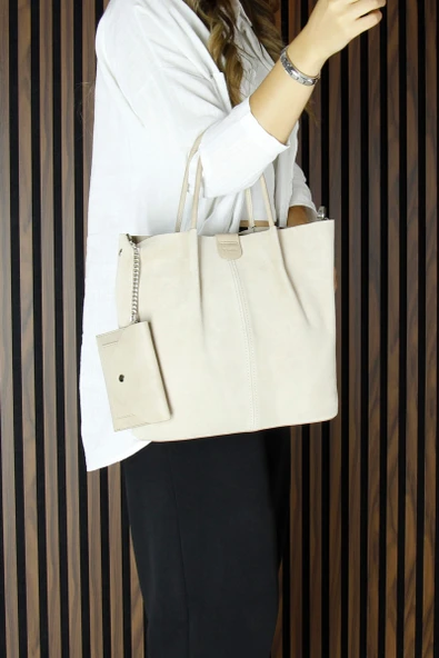 Erkan Saçmacı Bej Hakiki Dana Süet Manyetik Kapaklı Fermuarlı Çift İç Cepli Ayarlanabilir Askılı Günlük Büyük Boy Omuz Çantası ve Cüzdanı - 3