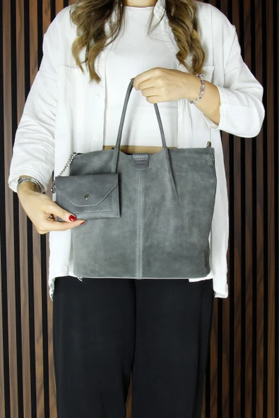 Erkan Saçmacı Gri Hakiki Dana Süet Manyetik Kapaklı Fermuarlı Çift İç Cepli Ayarlanabilir Askılı Günlük Büyük Boy Omuz Çantası ve Cüzdanı