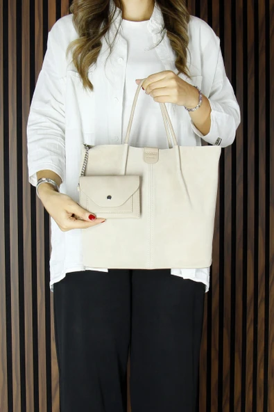 Erkan Saçmacı Bej Hakiki Dana Süet Manyetik Kapaklı Fermuarlı Çift İç Cepli Ayarlanabilir Askılı Günlük Büyük Boy Omuz Çantası ve Cüzdanı