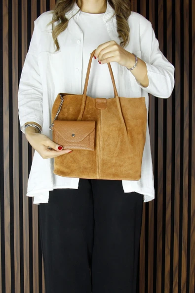 Erkan Saçmacı Taba Hakiki Dana Süet Manyetik Kapaklı Fermuarlı Çift İç Cepli Ayarlanabilir Askılı Günlük Büyük Boy Omuz Çantası ve Cüzdanı