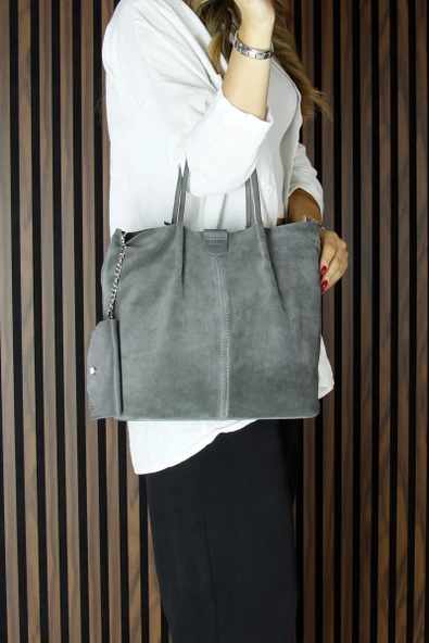 Erkan Saçmacı Gri Hakiki Dana Süet Manyetik Kapaklı Fermuarlı Çift İç Cepli Ayarlanabilir Askılı Günlük Büyük Boy Omuz Çantası ve Cüzdanı - 3