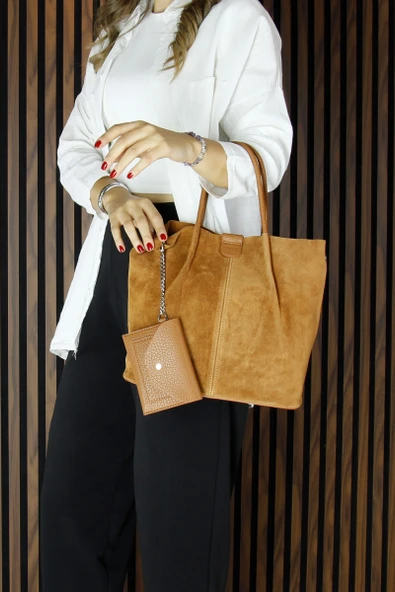 Erkan Saçmacı Taba Hakiki Dana Süet Manyetik Kapaklı Fermuarlı Çift İç Cepli Ayarlanabilir Askılı Günlük Büyük Boy Omuz Çantası ve Cüzdanı - 2