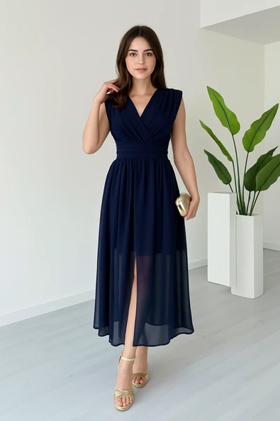 Kadın Vatkalı Şifon Kolsuz Kruvaze Yaka Yırtmaç Detaylı Şık Midi Elbise ürün görseli