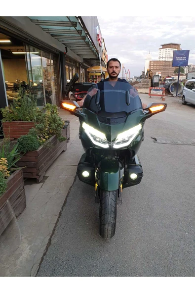 MOTOCAM Honda Goldwing Bagger Siperlik Ön Cam 2018-2023 Model 65cm Füme Renkli 4mm UZUN BOYLU CAM ürün görseli