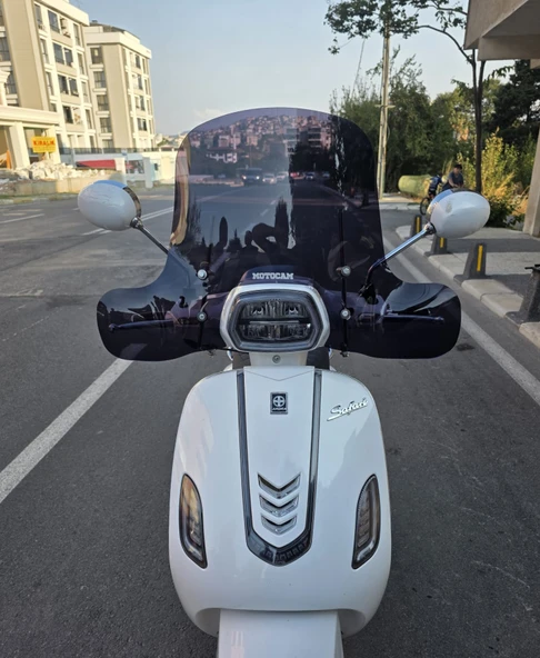 MOTOCAM Arora Safari 50-125 Siperlik Ön Cam 2021-2025 Model 37cm Siyah Renkli 4mm APARATSIZDIR ürün görseli