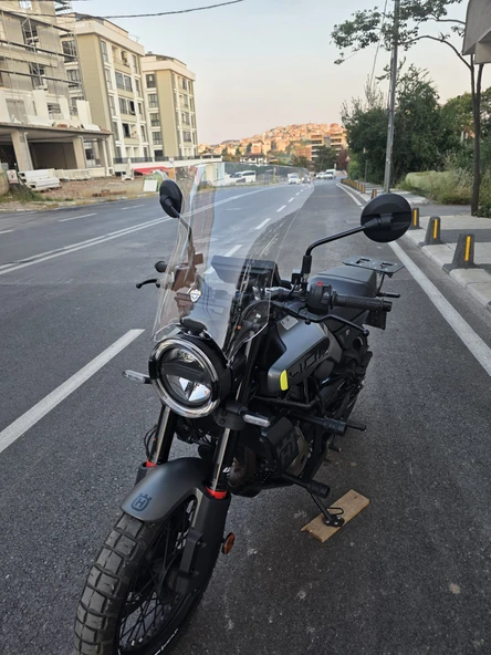 MOTOCAM Husqvarna Svartpilen 250-401 Ön Cam 2020-2025 Model 47cm Şeffaf Renkli 4mm - Resim 3