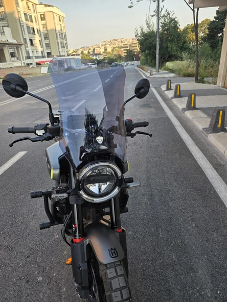 MOTOCAM Husqvarna Svartpilen 250-401 Ön Cam 2020-2025 Model 47cm Füme Renkli 4mm - Resim 2