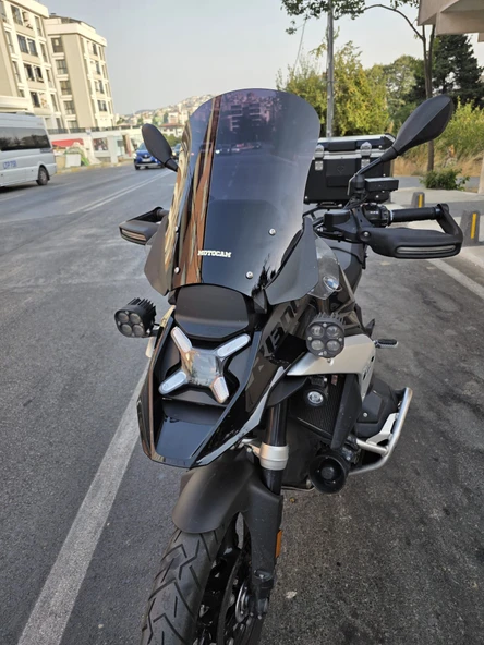 MOTOCAM BMW R 1300 GS Siperlik Ön Cam 2023-2025 Model 48cm Siyah Renkli 4mm - Resim 3