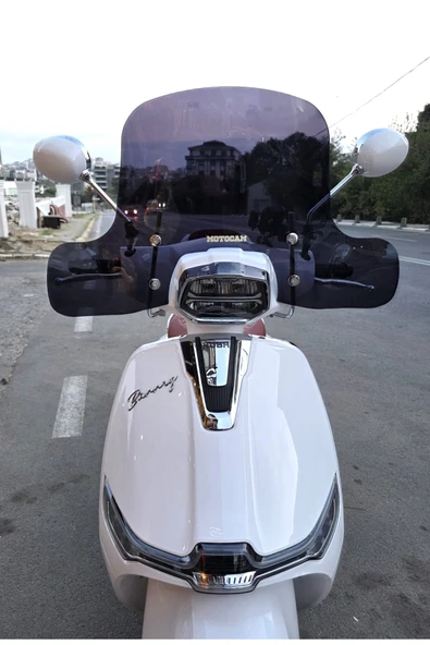 MOTOCAM Küba Bannry Siperlik Ön Cam 2024-2025 Model 39cm Siyah Renkli 4mm ELCİKLİ APARATSIZDIR ürün görseli