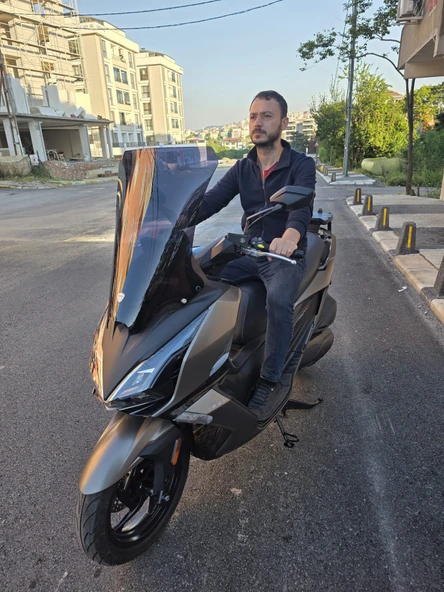 MOTOCAM Kymco Downtown GT 350 Siperlik Ön Cam 2025 Model 62cm Siyah Renkli 4mm - Resim 3