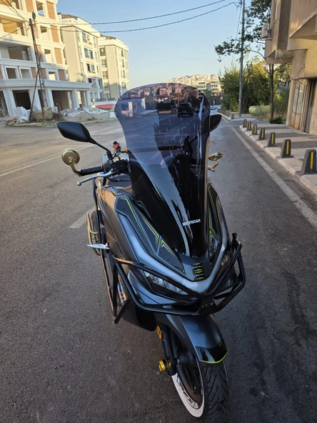 MOTOCAM Honda PCX Siperlik Ön Cam 2025 Model 66cm Siyah Renkli 4mm - Resim 2
