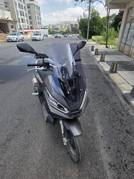 MOTOCAM Kanuni Seha Siperlik Ön Cam 2022-2025 Model 55cm Füme Renkli 4mm KISA SPOR CAM - Resim 2