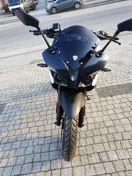 MOTOCAM Bajaj Pulsar RS 200 Siperlik Ön Cam 2015-2025 Model 33cm Siyah Renkli 4mm KISA SPOR CAM ürün görseli