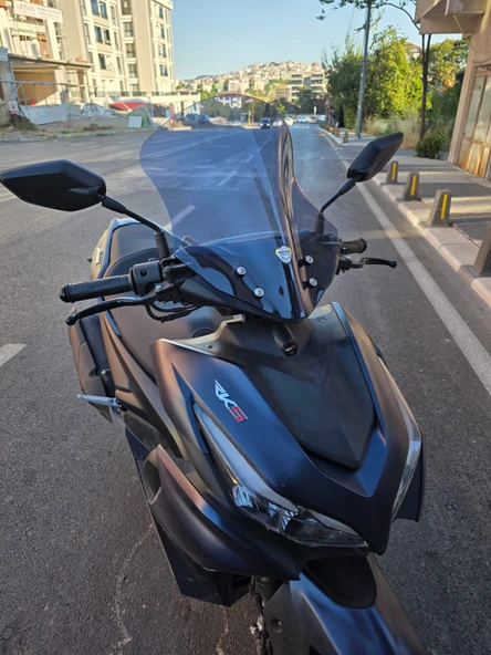 MOTOCAM Motolüx IST 34  Siperlik Ön Cam 2025 Model 43cm Füme Renkli 4mm KISA SPORTİF - 2