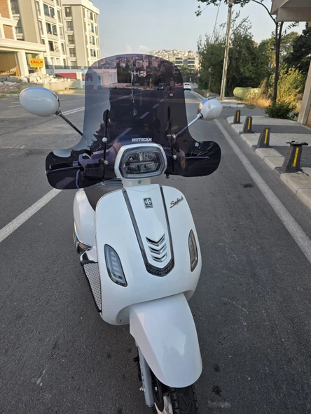 MOTOCAM Arora Safari 50-125 Siperlik Ön Cam 2021-2025 Model 37cm Siyah Renkli 4mm APARATSIZDIR - Resim 2