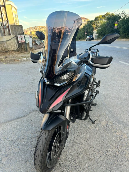 MOTOCAM QJ SRT 900 Siperlik Ön Cam 2023-2025 Model 61cm Siyah Renkli 4mm - Resim 3