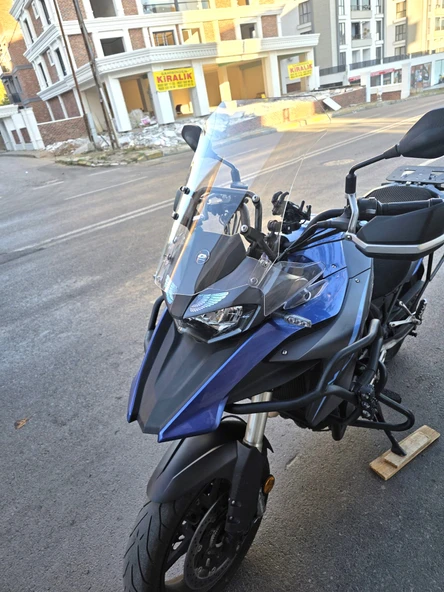 MOTOCAM Qj SRT 550 Siperlik Ön Cam 2022-2025 Model 54cm Şeffaf Renkli 4mm - Resim 3