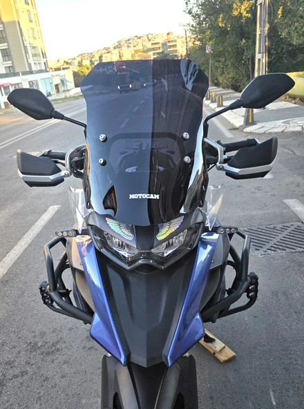 MOTOCAM Qj SRT 550 Siperlik Ön Cam 2022-2025 Model 54cm Siyah Renkli 4mm ürün görseli