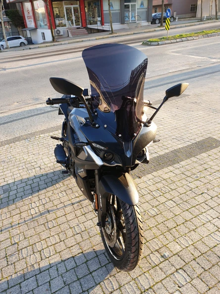 MOTOCAM Bajaj Pulsar RS 200 Siperlik Ön Cam 2015-2025 Model 56cm Siyah Renkli 4mm UZUN CAM - Resim 2