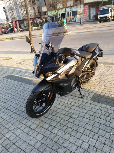 MOTOCAM Bajaj Pulsar RS 200 Siperlik Ön Cam 2015-2025 Model 56cm Füme Renkli 4mm UZUN CAM - 3
