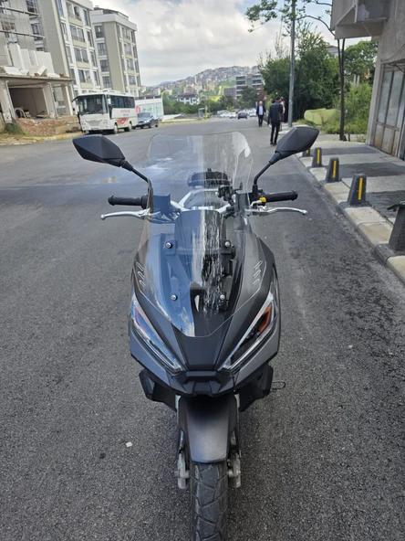 MOTOCAM Kanuni Seha Siperlik Ön Cam 2022-2025 Model 55cm Şeffaf Renkli 4mm KISA SPOR CAM ürün görseli