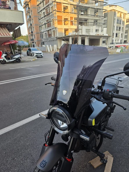 MOTOCAM Husqvarna Svartpilen 250-401 Ön Cam 2020-2025 Model 47cm Siyah Renkli 4mm - Resim 3