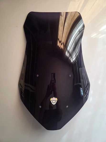 MOTOCAM Kanuni Seha Siperlik Ön Cam 2022-2025 Model 55cm Siyah Renkli 4mm KISA SPOR CAM - 2