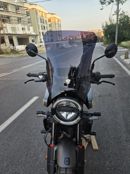 MOTOCAM Husqvarna Svartpilen 250-401 Ön Cam 2020-2025 Model 47cm Siyah Renkli 4mm ürün görseli