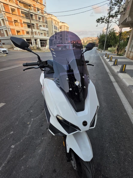 MOTOCAM RKS Vieste 249 Siperlik Ön Cam 2022-2025 Model 55cm Siyah Renkli 4mm KISA SPOR CAM - Resim 2