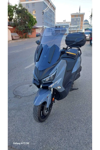 MOTOCAM SYM Joymax Z Plus Siperlik Ön Cam 2023-2025 Model 70cm Füme Renkli 4mm ürün görseli