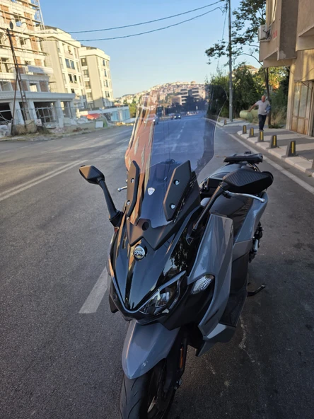 MOTOCAM Sym Maxsym TL 508 Siperlik Ön Cam 2022-2025 Model 65cm Füme Renkli 4mm - Resim 3