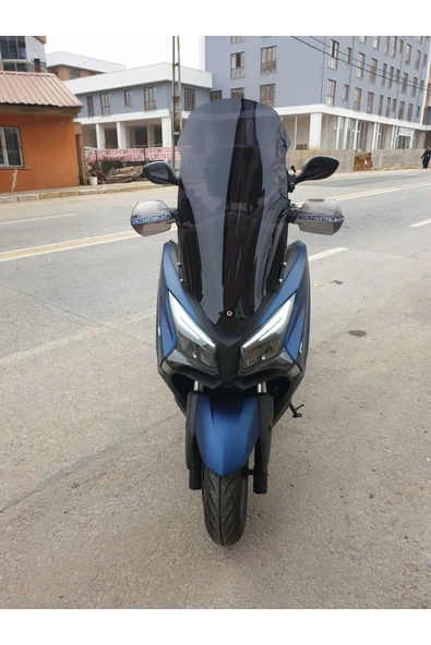 MOTOCAM Kymco Xtown 250 İ Siperlik Ön Cam 2020-2025 Model 83cm Siyah Renkli 4mm UZUN CAM ürün görseli