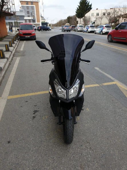 MOTOCAM SYM JET 14 200 Siperlik Ön Cam 2017-2025 Model 65cm Siyah Renkli 4mm UZUN CAM ürün görseli