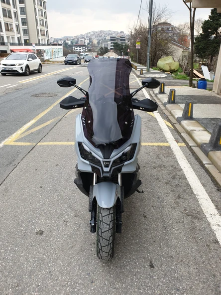 MOTOCAM SYM ADX 300 Siperlik Ön Cam 2024-2025 Model 65cm Siyah Renkli 4mm ORTA BOYLU CAM ürün görseli