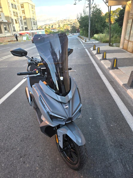 MOTOCAM Sym JET 14 EVO 200 PLUS Siperlik Ön Cam 2023-2025 Model 58cm Siyah Renkli 4mm - Resim 2