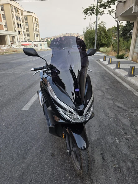 MOTOCAM Honda PCX Siperlik Ön Cam 2018-2020 Model 65cm Siyah Renkli 4mm ORTA BOYLU CAM - Resim 2