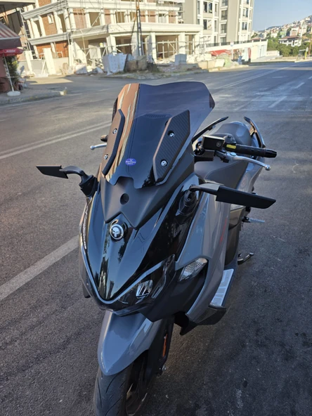 MOTOCAM Sym Maxsym TL 508 Siperlik Ön Cam 2022-2025 Model 41cm Siyah Renkli 4mm SPORTİF - Resim 3