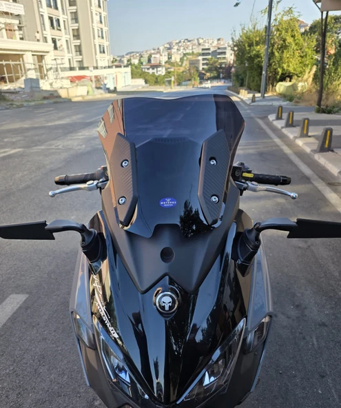 MOTOCAM Sym Maxsym TL 508 Siperlik Ön Cam 2022-2025 Model 41cm Siyah Renkli 4mm SPORTİF ürün görseli