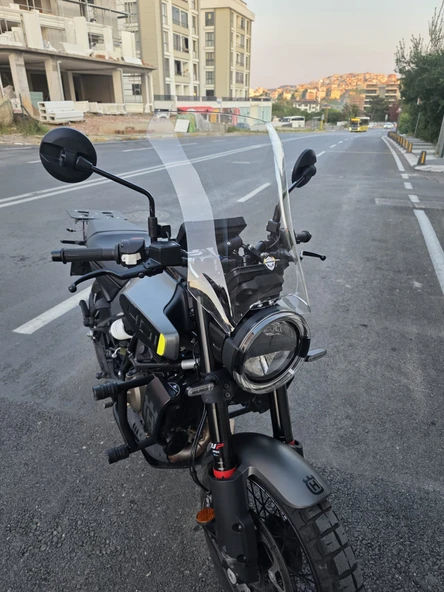 MOTOCAM Husqvarna Svartpilen 250-401 Ön Cam 2020-2025 Model 47cm Şeffaf Renkli 4mm - Resim 2