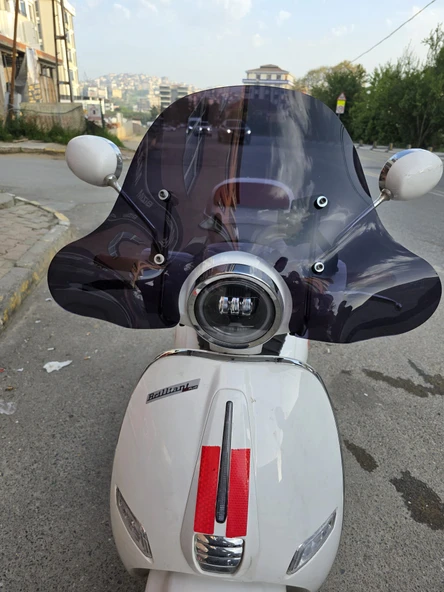 MOTOCAM Küba Brilliant Siperlik Ön Cam 2021-2025 Model 45cm Siyah Renkli Elcikli APARATSIZDIR - 1