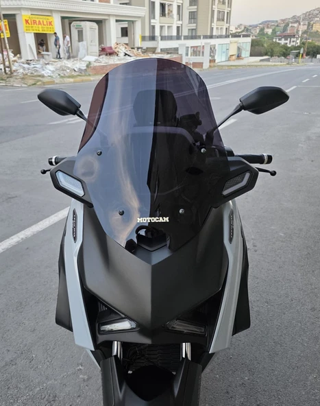 MOTOCAM Yamaha Xmax Techmax Siperlik Ön Cam 2025 Model 52cm Siyah Renkli 4mm Asansörlü ürün görseli