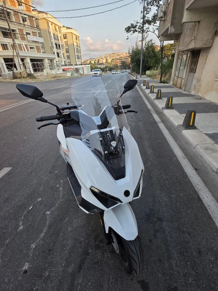 MOTOCAM RKS Vieste 249 Siperlik Ön Cam 2022-2025 Model 55cm Şeffaf Renkli 4mm KISA SPOR CAM - 2