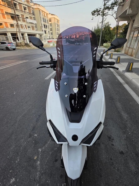 MOTOCAM RKS Vieste 249 Siperlik Ön Cam 2022-2025 Model 55cm Siyah Renkli 4mm KISA SPOR CAM ürün görseli