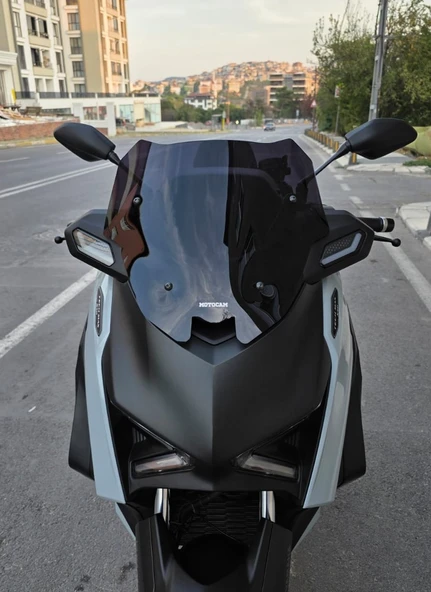 MOTOCAM Yamaha Xmax Techmax Siperlik Ön Cam 2025 Model 39cm Siyah Renkli 4mm Asansörlü ürün görseli