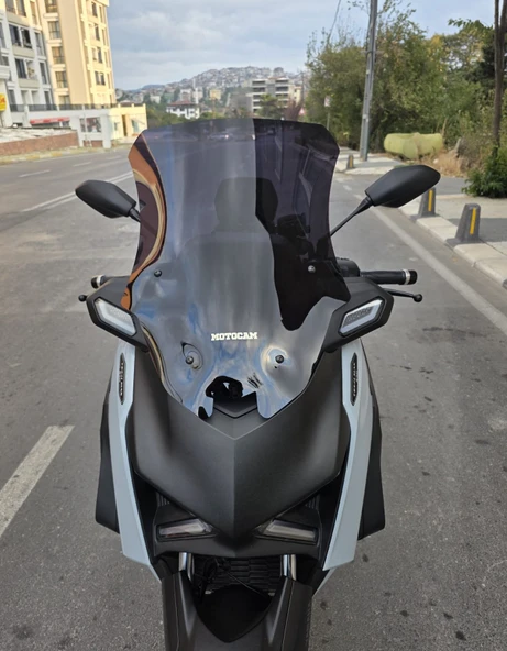 MOTOCAM Yamaha Xmax Techmax Siperlik Ön Cam 2025 Model 63cm Siyah Renkli 4mm Asansörlü ürün görseli