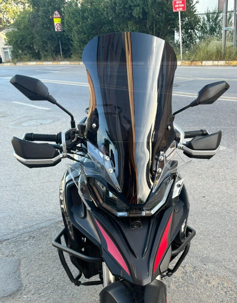 MOTOCAM QJ SRT 900 Siperlik Ön Cam 2023-2025 Model 61cm Siyah Renkli 4mm ürün görseli