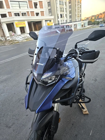 MOTOCAM Qj SRT 550 Siperlik Ön Cam 2022-2025 Model 54cm Füme Renkli 4mm - Resim 2